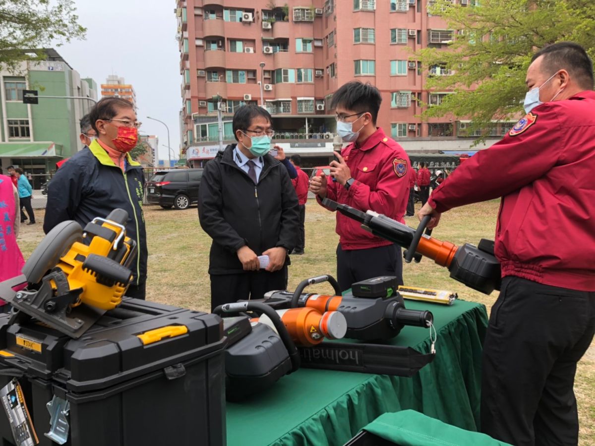 ▲黃偉哲詳細聽取消防隊人員說明破壞器材使用功能（圖／記者林怡孜攝，2021,03,22）

