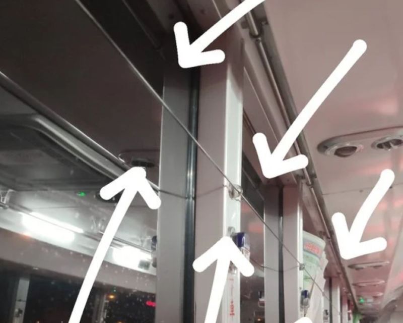 ▲一名女網友先前搭乘公車時，發現車上窗戶旁有著一條神秘長線，因此讓她十分好奇背後用途。（圖／翻攝Dcard）