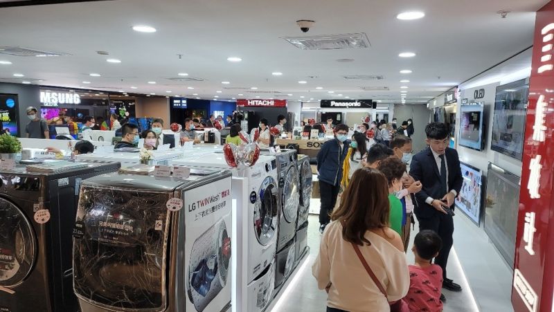 ▲「集雅社」義享時尚廣場店,主打智慧生活家電旗艦館,並導入全台唯一結合家電、手機的「三星SMS全商品體驗館」,甫開幕就吸引眾多民眾搶先體驗。(圖/集雅社提供)