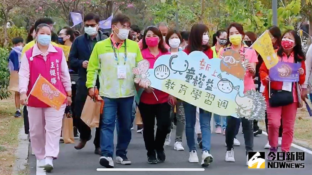 ▲教育局長謝文斌與社區家長帶著超過千位個學生走出校園，到風光明媚的河堤散步健行。（圖／記者陳美嘉攝，2021.03.22）