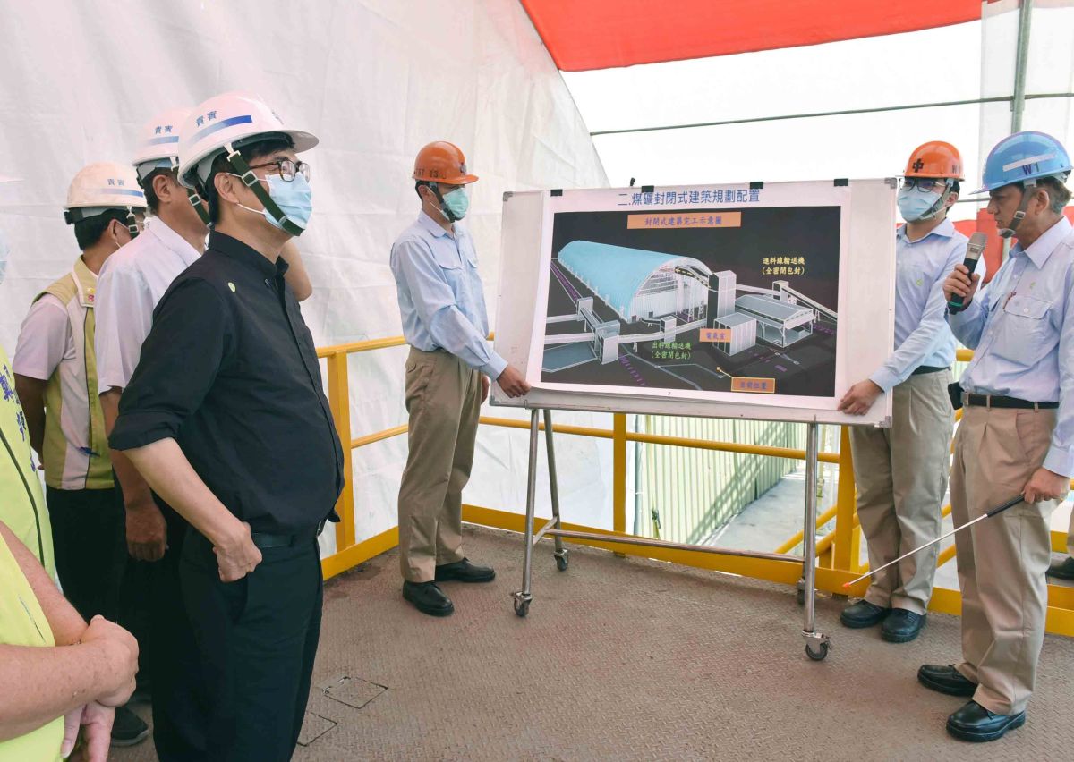 ▲改善空氣品質是高雄市政「四大優先」之一，高雄市長陳其邁聽取中鋼公司空汙防制改善工程與節能減碳進度簡報，要求以減煤為目標並兼顧市民健康與產業發展的雙贏目標。（圖／高市府環保局提供）