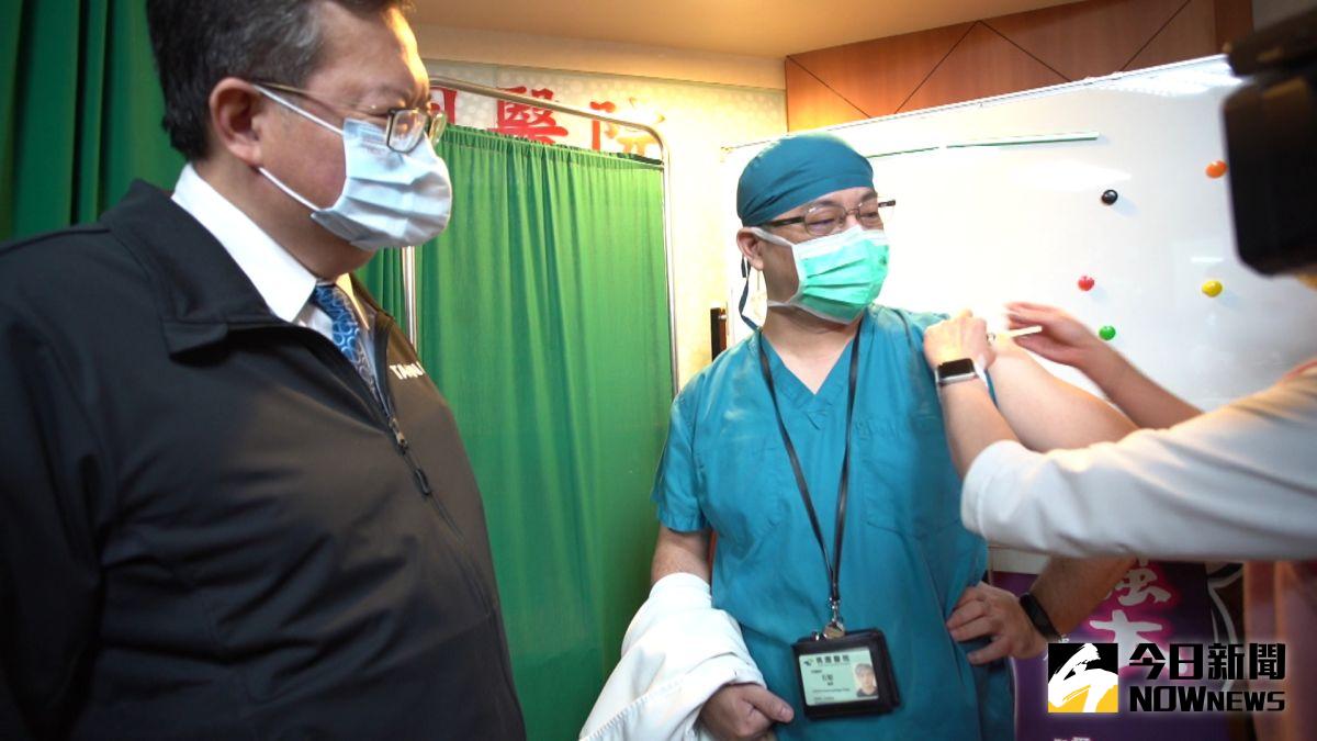 ▲鄭文燦今天視察部桃施打AZ疫苗情況，並向民眾喊話，「疫明是安全的」，可以放心接種。（圖／記者李春台攝，2021.03.22）