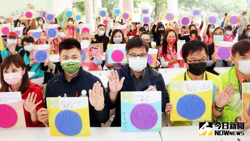 ▲高雄市教育局長謝文斌與師生一起蓋手印、攜手走河堤,宣示維護兒童權益。(圖/記者陳美嘉攝,2021.03.22)