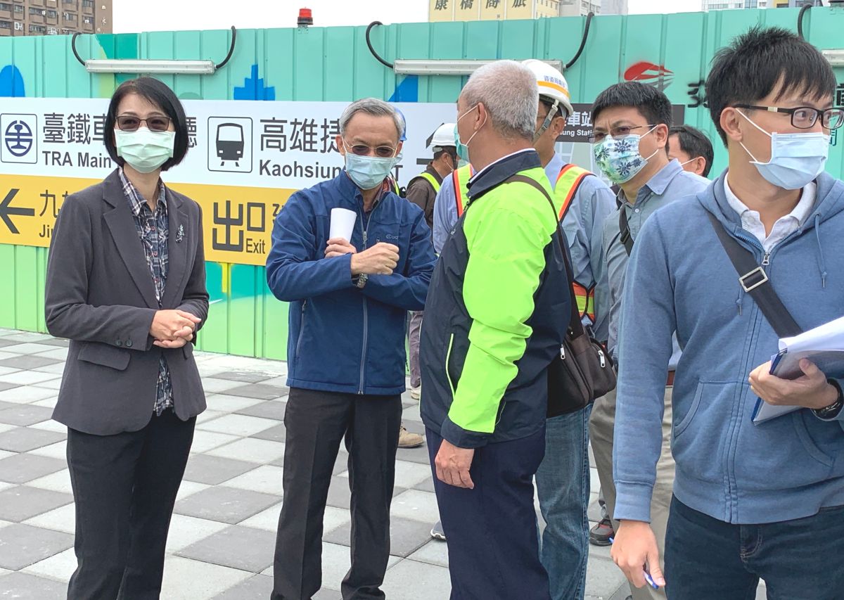 ▲高雄市政府交通局局長張淑娟(左1)實地瞭解臨時站西路沿線行人通行及號誌運作情形。(圖／記者黃守作攝，2021.03.22)