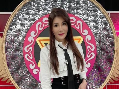 ▲楊麗菁陪劉真媽媽走出悲傷。（圖／JET）