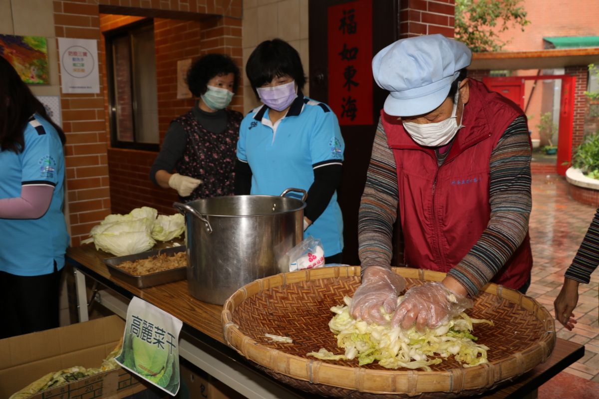 ▲有豐富醃蘿蔔和菜乾經驗的林心慈，教志工製作高麗菜乾。（圖／新北市政府社會局提供）