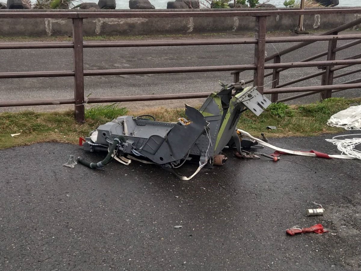 ▲台東志航基地F-5E發生擦撞事故，尋獲機上彈射椅。（圖／國搜中心提供）