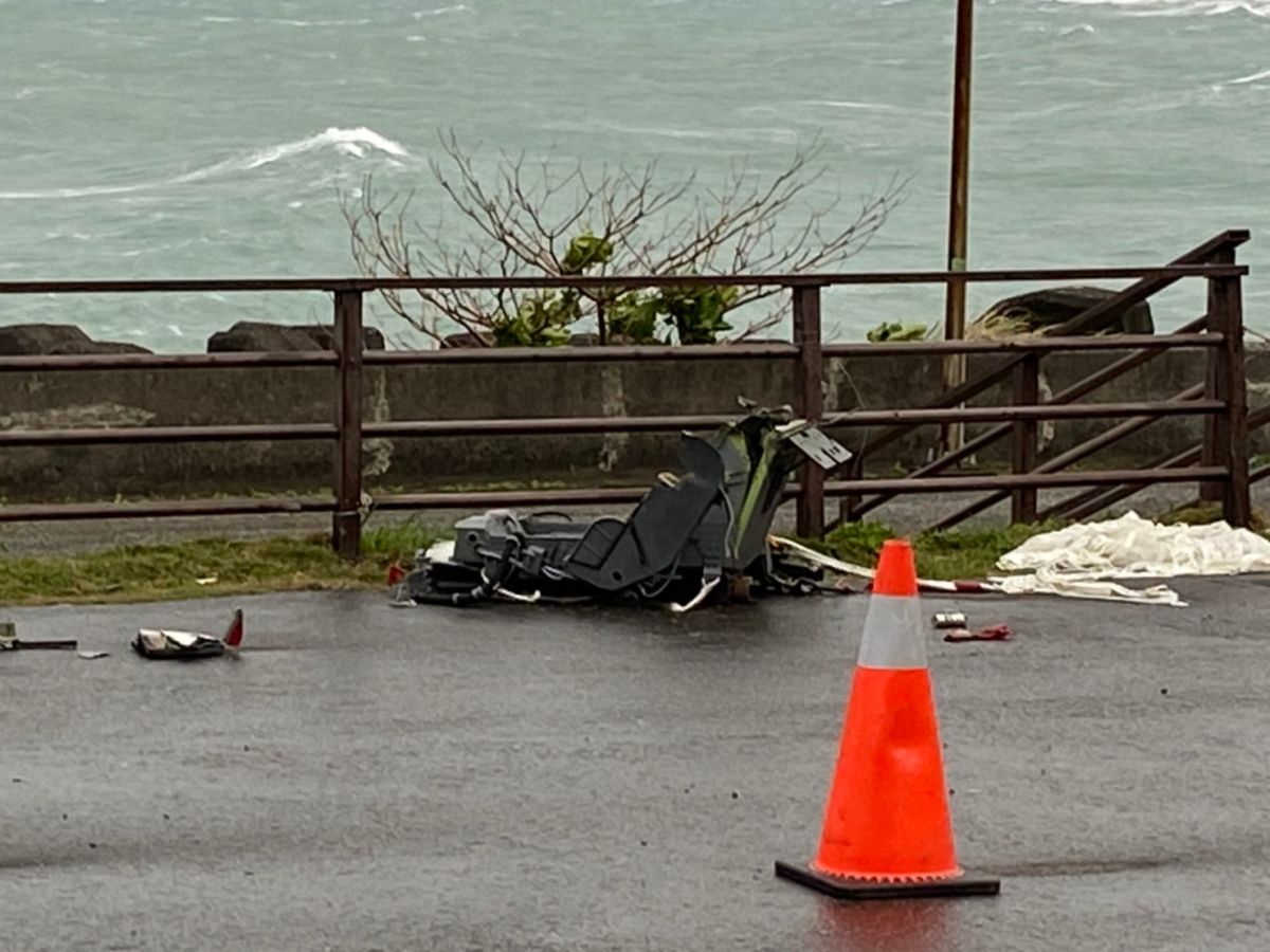 ▲軍方稍早在岸邊尋獲多塊破損機骸，還有一隻飛行員左腳鞋子。圖為屏東旭海漁港岸邊道路發現疑似飛機零件。（圖／記者黃正忠翻攝, 2021.03.22）