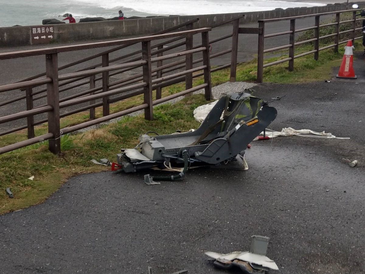 ▲台東志航基地F-5E戰機擦撞，尋獲失聯戰機彈射椅。（圖／國搜中心提供）