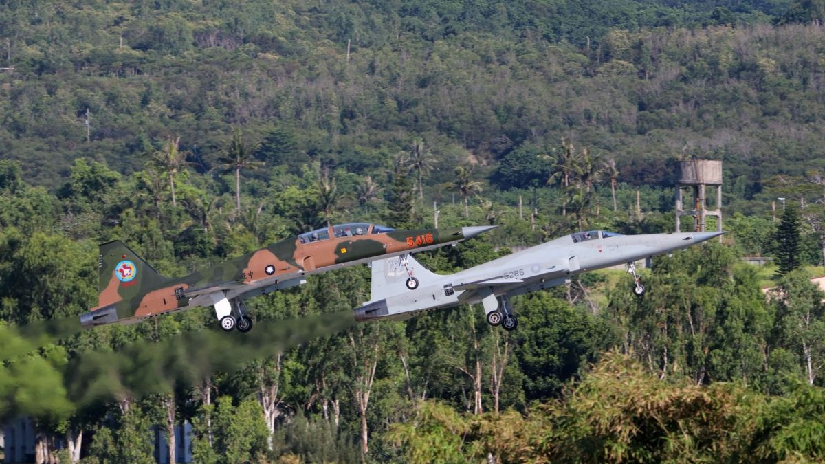 ▲空軍編號5286、5287的2架F-5E戰機在空中發生擦撞後墜海。（圖／網友豆子提供）