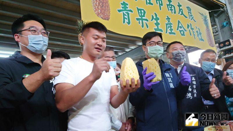 ▲高雄市長陳其邁在現場「殺」起鳳梨,不忘揶揄屏東縣長潘孟安鳳梨「殺」得太差,削個皮半顆鳳梨都快沒了。(圖/記者鄭婷襄攝,2021.03.22)