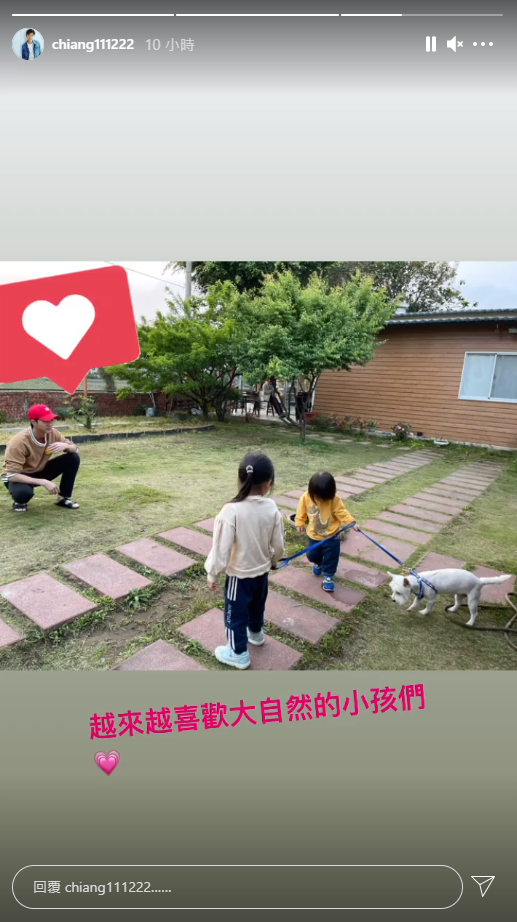 ▲▼江宏傑(紅帽者)帶小小愛、小小傑踏青。(圖/江宏傑IG)
