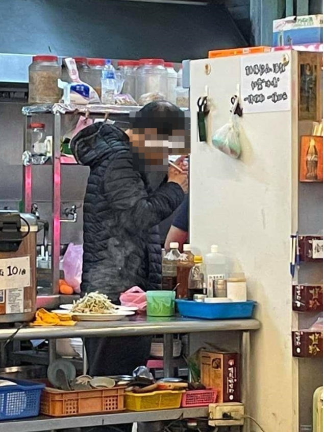 ▲原PO目擊員工在餐廳叼著菸。(圖/翻攝爆料公社臉書)