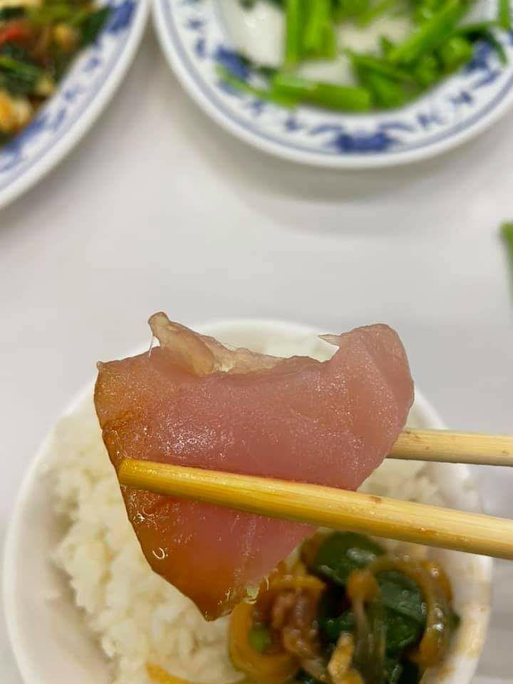 ▲原PO形容生魚片口感根本就是冰沙。(圖/翻攝爆料公社臉書)