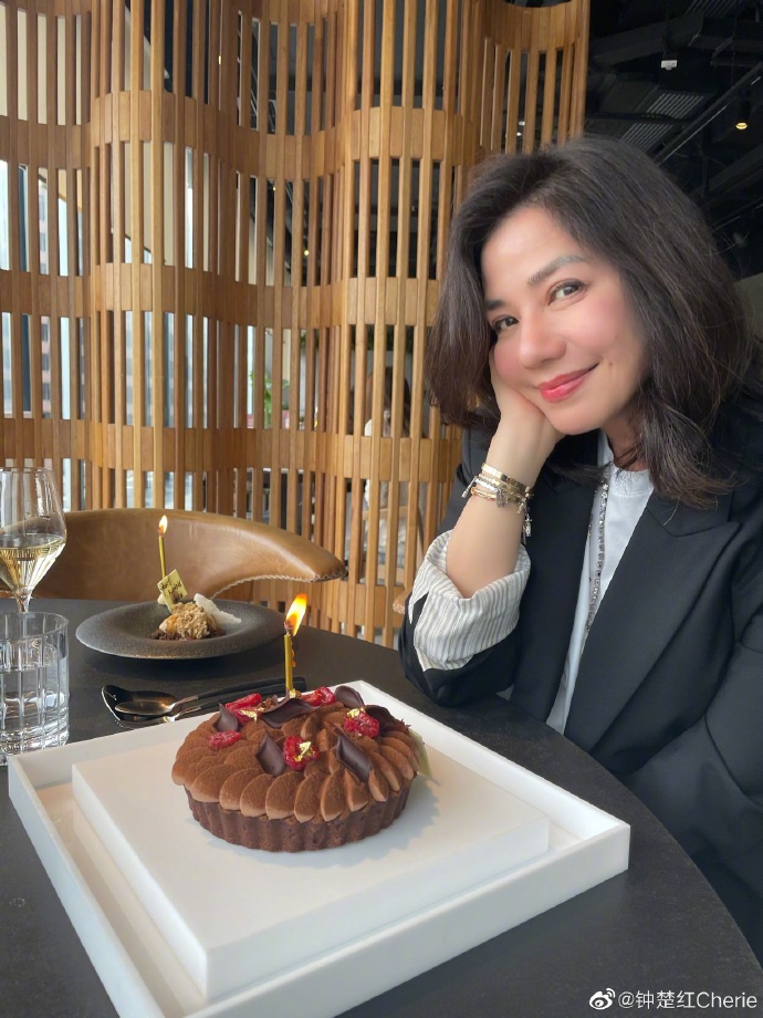 一代女神鍾楚紅自拍曝「零濾鏡素顏」 真實長相令粉絲佩服:狀態真好