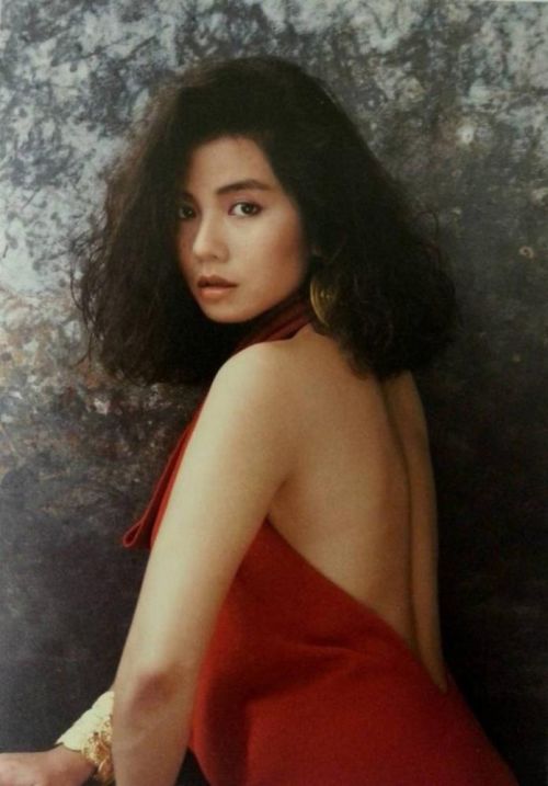 ▲鍾楚紅年輕時美貌懾人，曾是香港影壇最搶手的女星。（圖／鍾楚紅、復古寫真館微博）