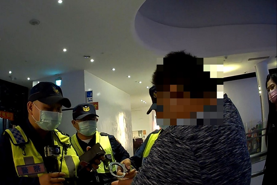 ▲通緝男子謊報假身份，騙不了M＿POLICE(圖/記者鄧力軍翻攝 )