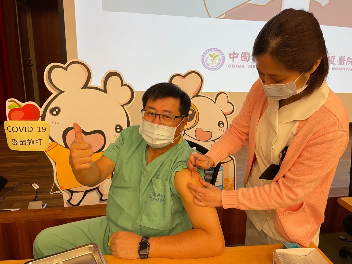 ▲中醫大新竹附醫院長陳自諒打AZ疫苗，醫護更安心。（圖／中醫大新竹附醫提供）