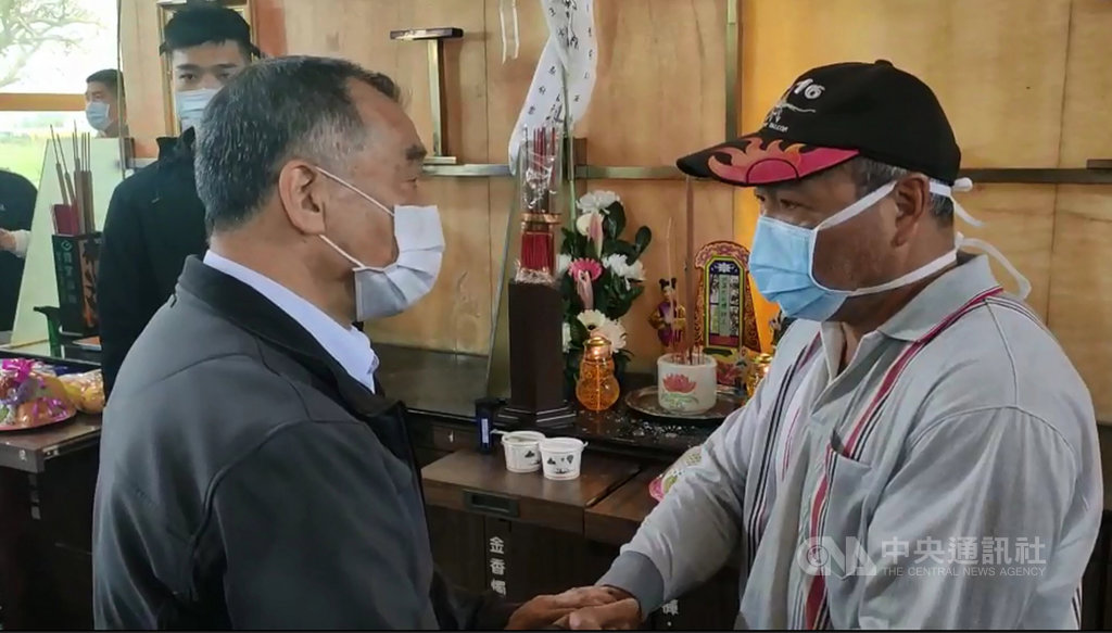 ▲國防部長邱國正（左）23日到台東向戰機失事殉職和失蹤的飛官家屬致上最沉痛的歉意，並代表總統蔡英文向家屬致哀致意。（圖/中央社）