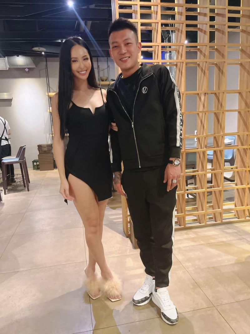 鳳梨合體女神主播好害羞!甜讚邱薇而「有氣質可以當老婆」