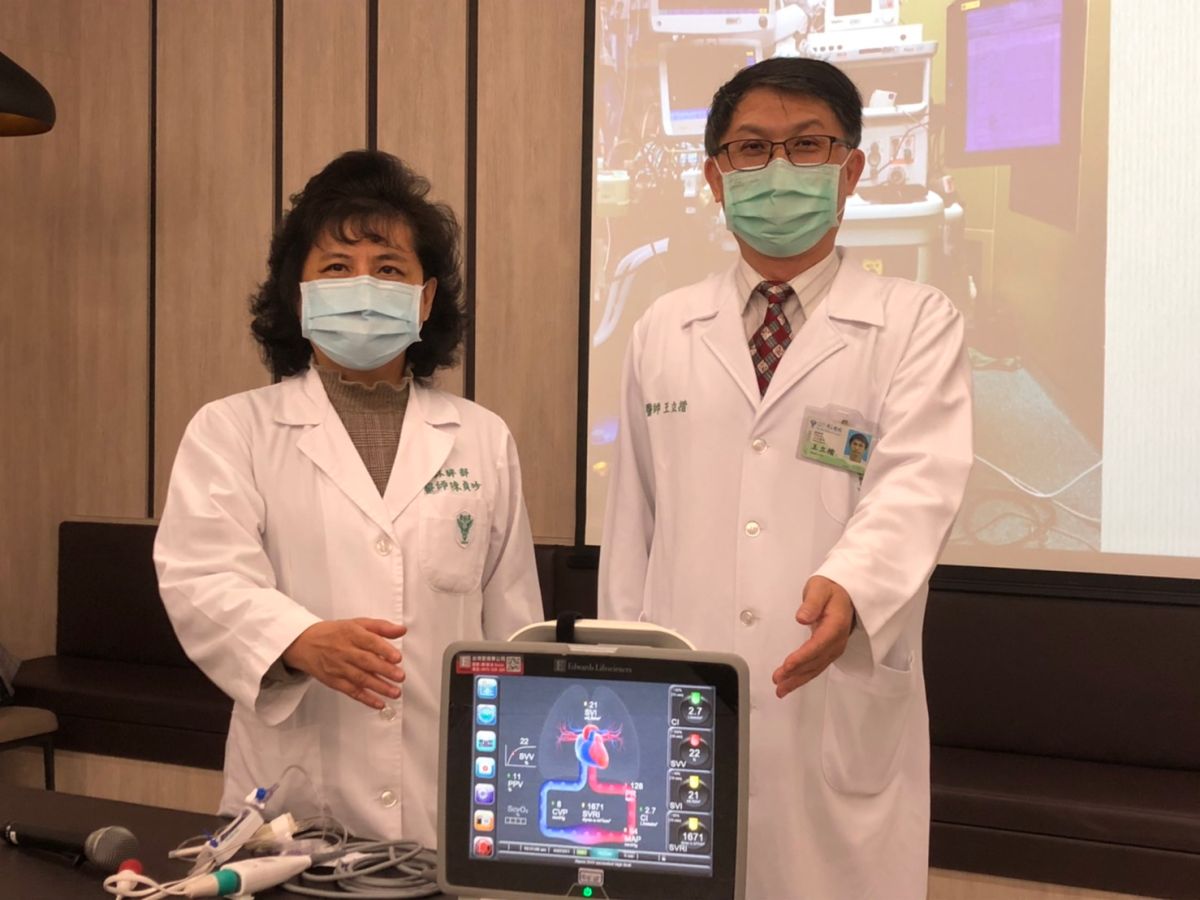 ▲奇美醫學中心麻醉部部長陳貞吟(左)與麻醉部主治醫師王立楷合影。圖中為新一代的「進階心血管監視儀」（圖／記者林怡孜攝，2021,03,23）