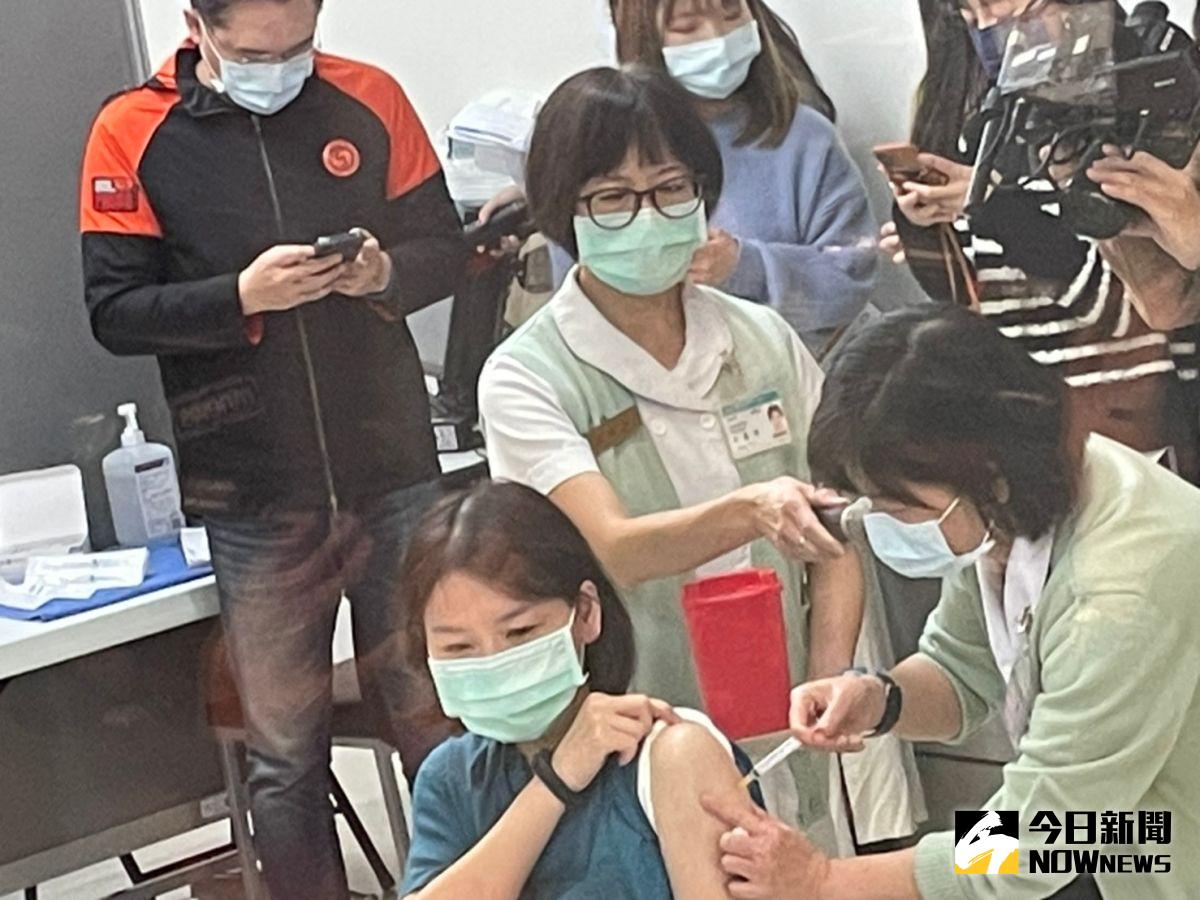 ▲首批AZ疫苗優先施打的對象，為第一線的醫護人員；圖為亞東醫院的醫護人員，施打疫苗的情形。（圖／記者陳志仁攝）