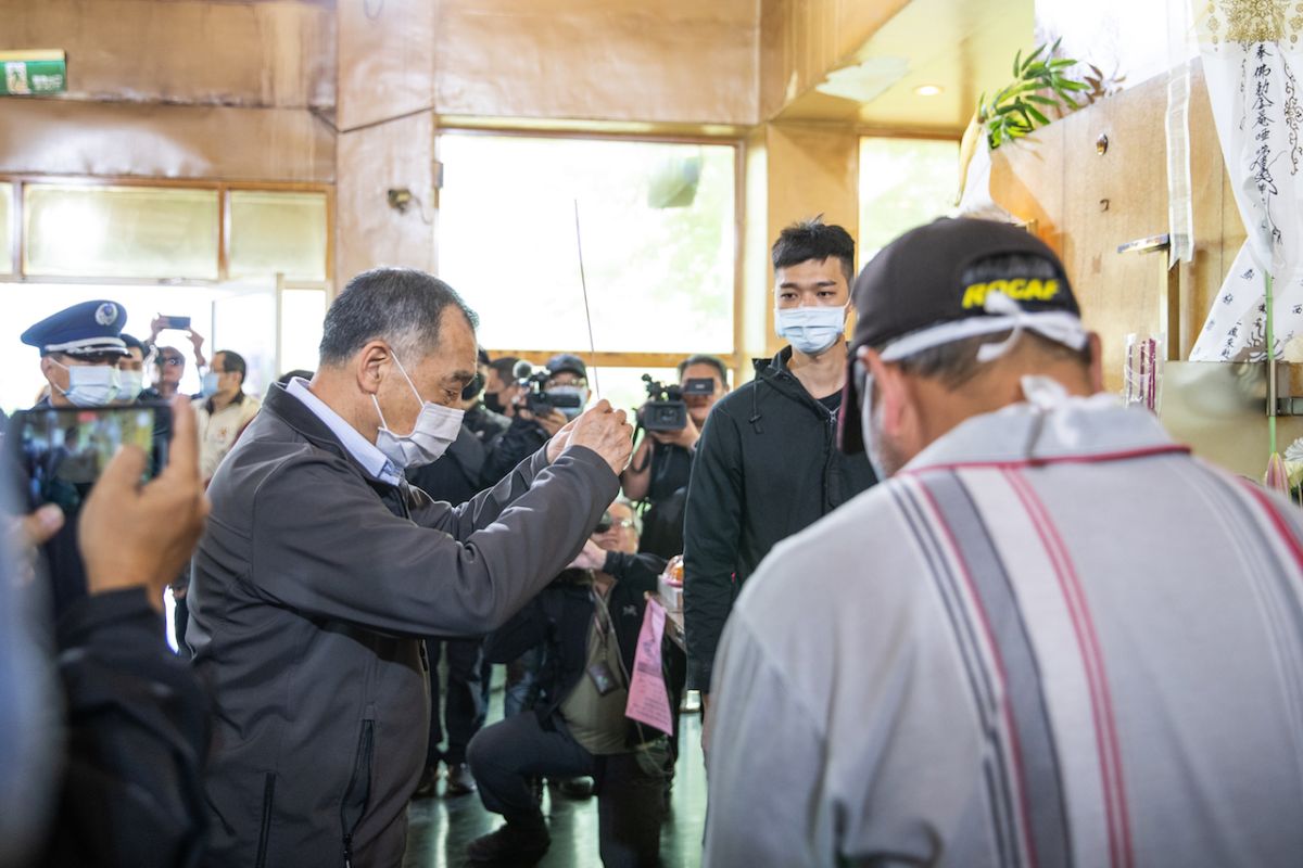 ▲F-5E戰機擦撞墜海，國防部長邱國正前往臺東市立殯儀館，向殉職的羅尚樺中尉靈位上香致祭。（圖／軍聞社提供）
