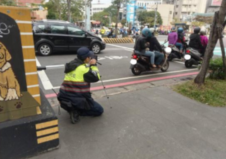 ▲通訊群組間瘋傳「近期有交通新規上路」，對此查核中心證實為「部分錯誤」訊息。（圖／翻攝事實核查中心）