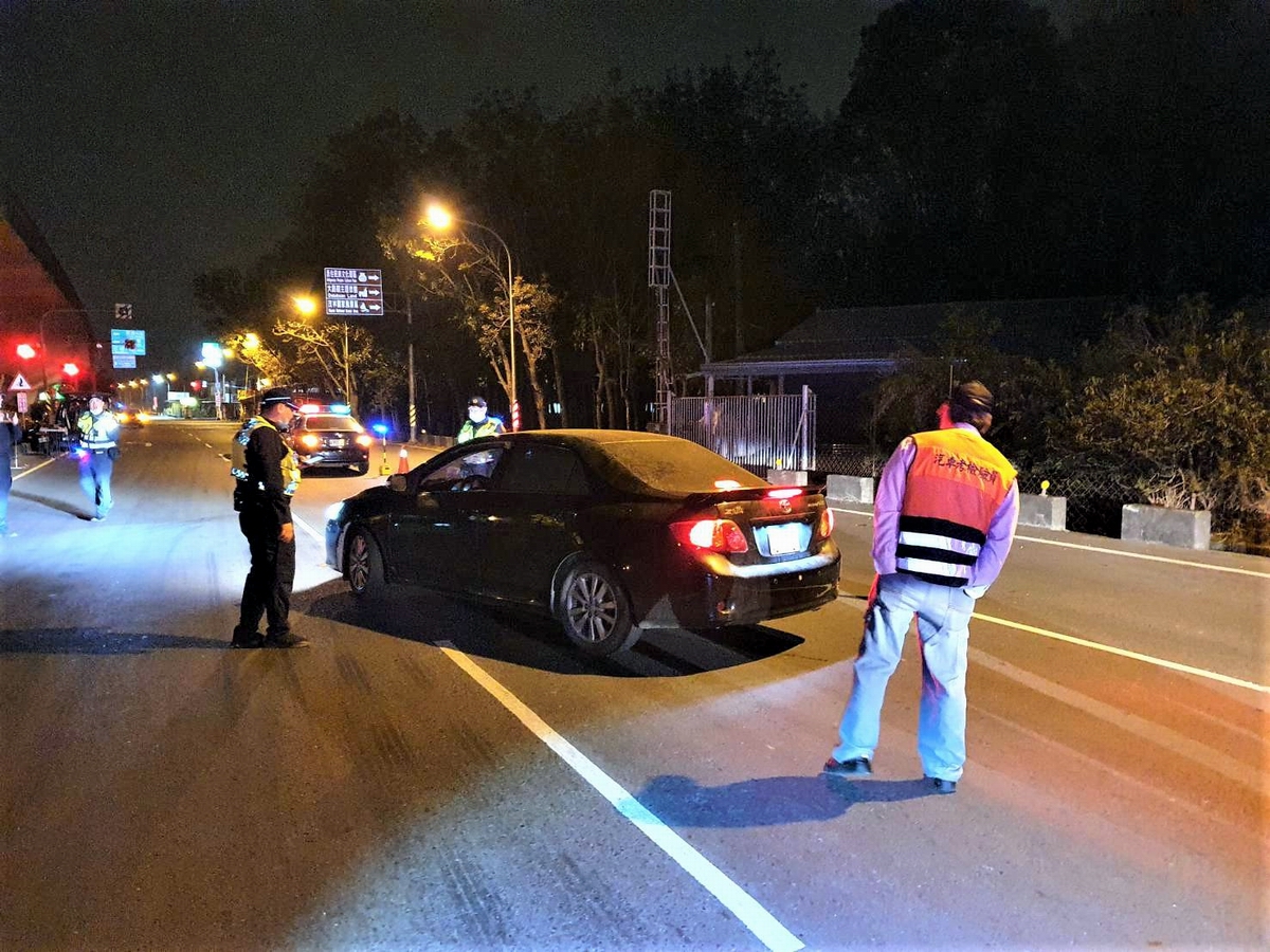 ▲為打擊危險駕車不良風氣，屏東縣政府警察局屏東分局凌晨0時至2時，聯合屏東縣政府環保局及交通部公路局屏東監理站，共同在國道3號長治交流道下平面道路執行防制危險駕車聯合稽查。（圖／記者黃正忠翻攝, 2021.03.23）