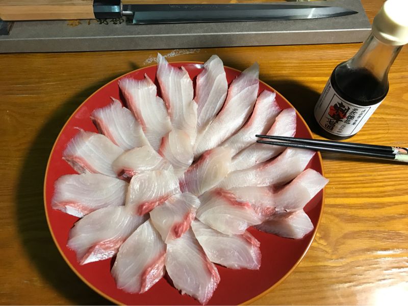 ▲內行網友在家自己料理生魚片,刀工超專業。(圖/翻攝自批踢踢)