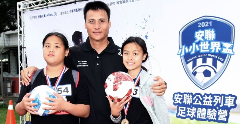 ▲安聯小小世界盃的「公益回饋列車」第二站在台灣後山的台東豐里國小停靠，前職棒中信鯨球員、2015年自義大犀牛退休的球星王信民，帶一對寶貝女兒前來參加。（圖／迷你足球協會提供）