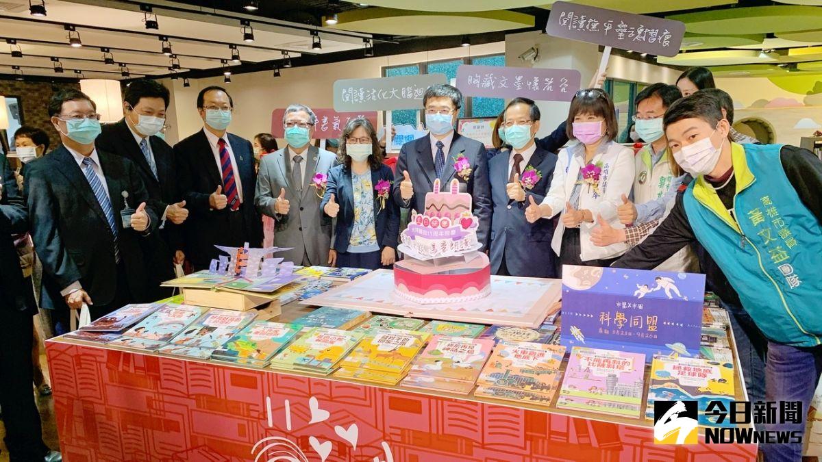 ▲高雄市立大同醫院慶祝院慶同時也為推廣閱讀貢獻心力，特別與高雄市立圖書館合作投入市圖「喜閱網書籍專區」及「醫學科普人文書展」。（圖／記者陳美嘉攝，2021.03.23）
