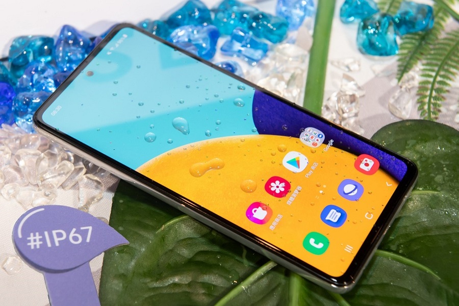 ▲三星這次下足重本，推出「防水豆豆機」，將目前旗艦規格下放，挑戰市場同級機型。（圖/品牌提供）