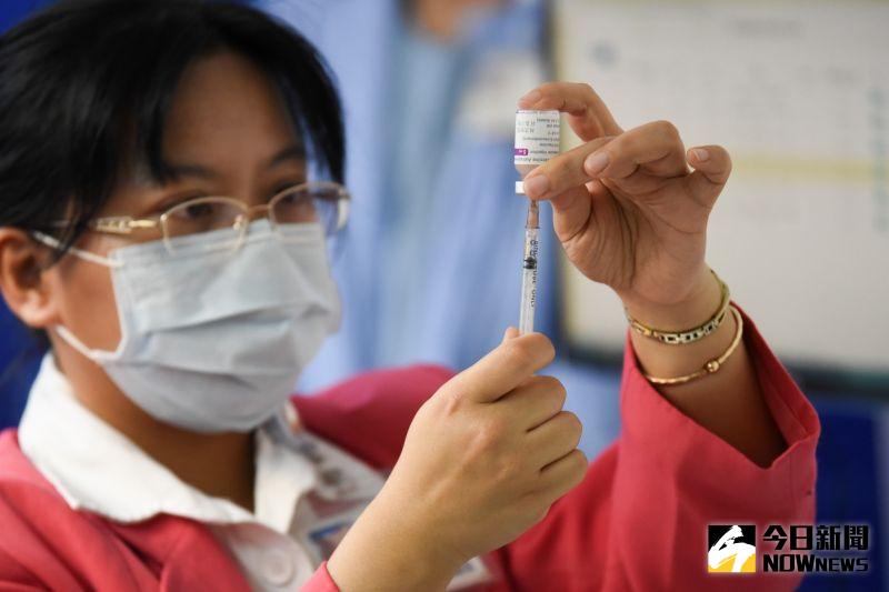 ▲指揮中心公布，可施打AZ疫苗的醫療院所新增14家，總數達72家。（圖／記者陳明安攝）