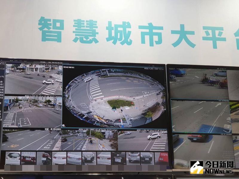 ▲中興保全科技集團規劃「智慧城市」、「智慧工程」、「智慧防災」、「智慧商辦」、「智慧社區」等五大區,展場採情境互動體驗式設計,展出近50個智慧應用。(圖/記者許家禎攝)