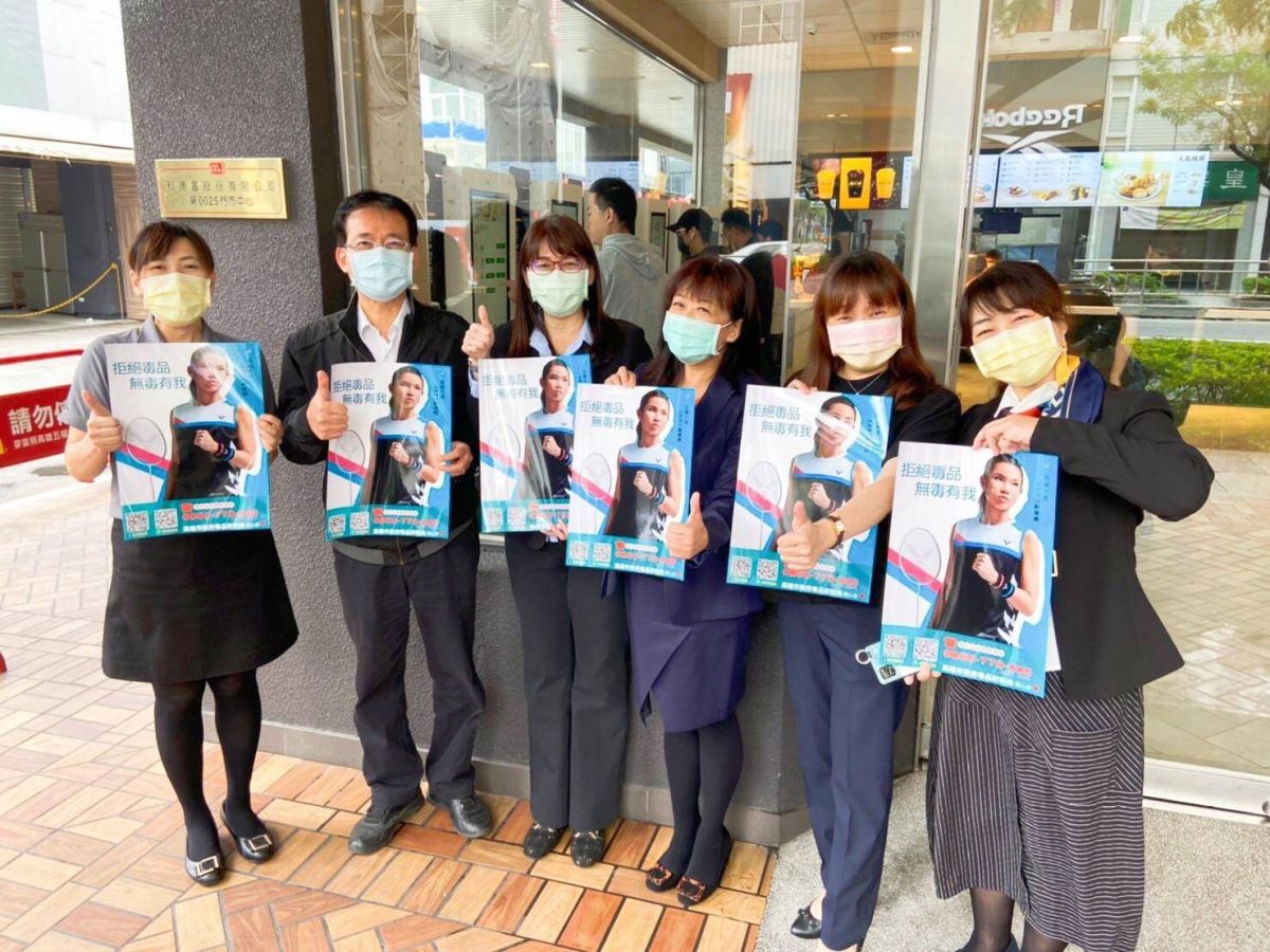 ▲毒防局局長林瑩蓉率領同仁前往麥當勞，張貼反毒大使世界球后戴資穎的反毒宣導海報。（圖／高市府毒防局提供）