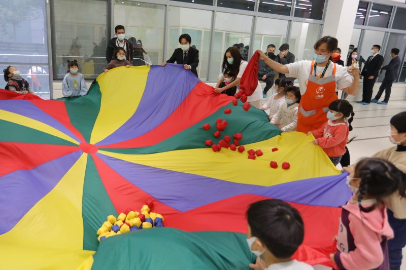 ▲副總統賴清德參訪幼橘園,與小朋友玩起互動遊戲,現場氣氛相當溫馨。(圖/總統府提供)