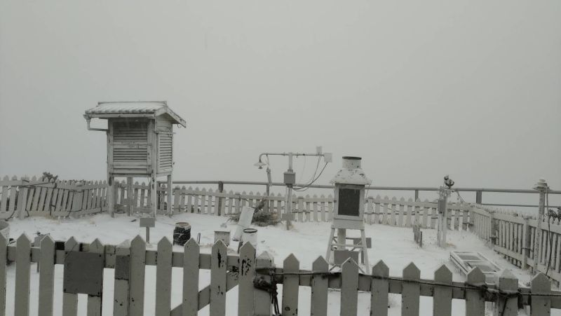 玉山再降3月雪！積雪1公分　持續降雪中
