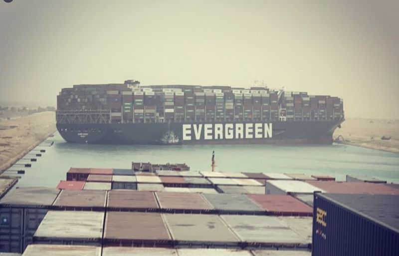 ▲美國貨櫃的船員在蘇伊士運河上拍下長榮海運貨櫃輪擱淺在河道上的照片。（圖／翻攝自Twitter/Instagram@fallenhearts17）