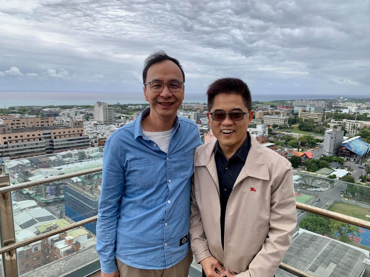 ▲前新北市長朱立倫（左）近日走訪台東，與地方人士會面，包括前台東縣長黃健庭（右），被視為參選黨魁的暖身。（圖／取自黃健庭臉書）