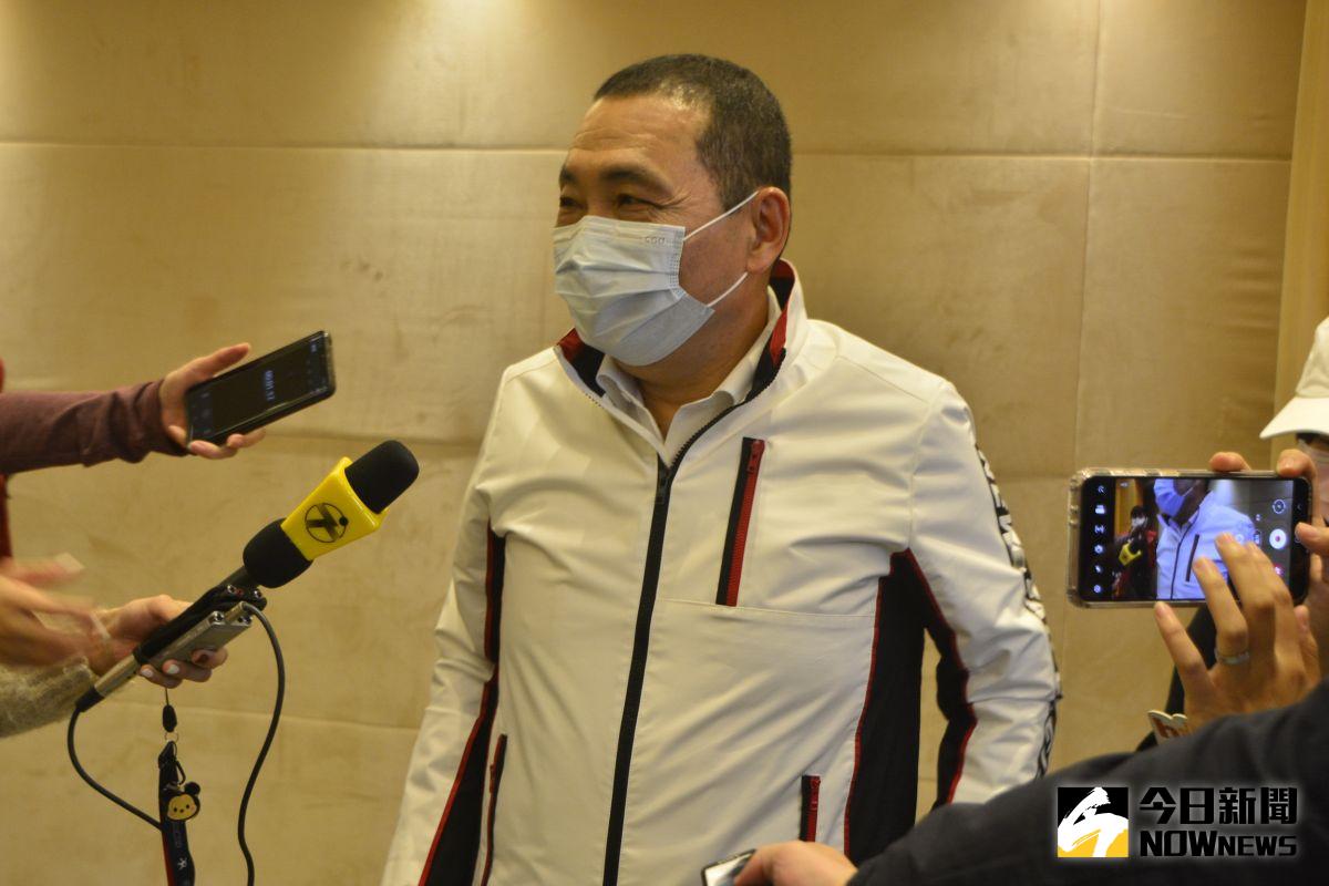 ▲新北市長侯友宜今（24）日受訪時表示，選在五股垃圾山舉行雙北論壇，是希望彼此間互相分享工作上值得學習的地方。（圖／記者陳志仁攝，2021.03.24）