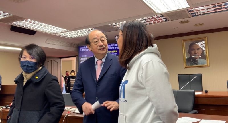▲民進黨團總召柯建銘同意成立調閱小組,他走進會議室跟國民黨團衛環委員會召委陳玉珍說「好啦!就照你的提案通過」。(圖/記者吳承翰攝,2021.03.24)