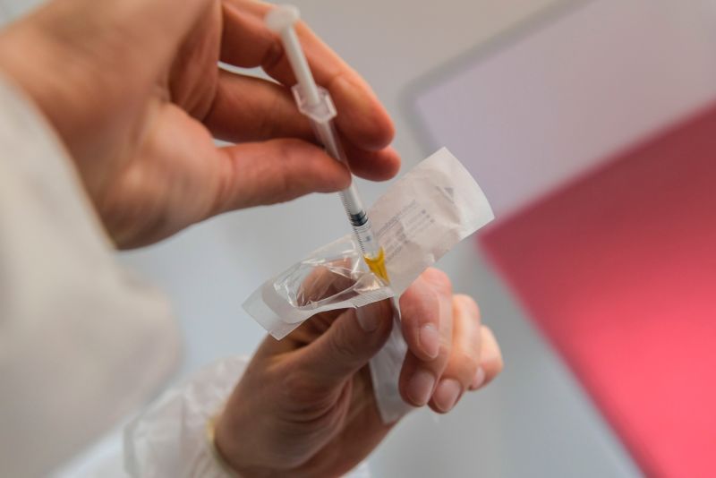 包裝有瑕疪 香港暫停接種復必泰疫苗
