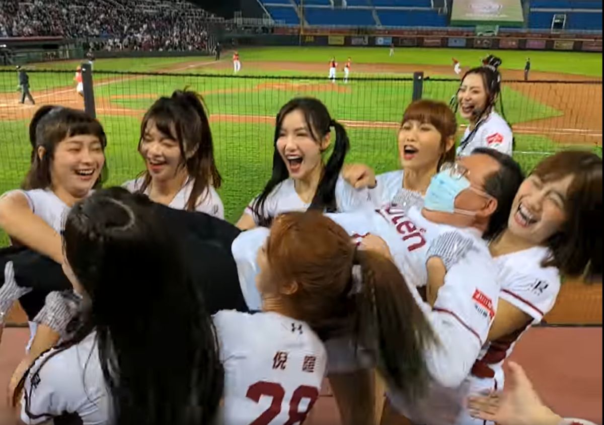 ▲鄭文燦被樂天女孩抬著邊走邊歡呼，鄭運鵬笑稱：「要當桃園市長的人，大概都是為了這個吧！」（圖／摘自鄭運鵬臉書影片）