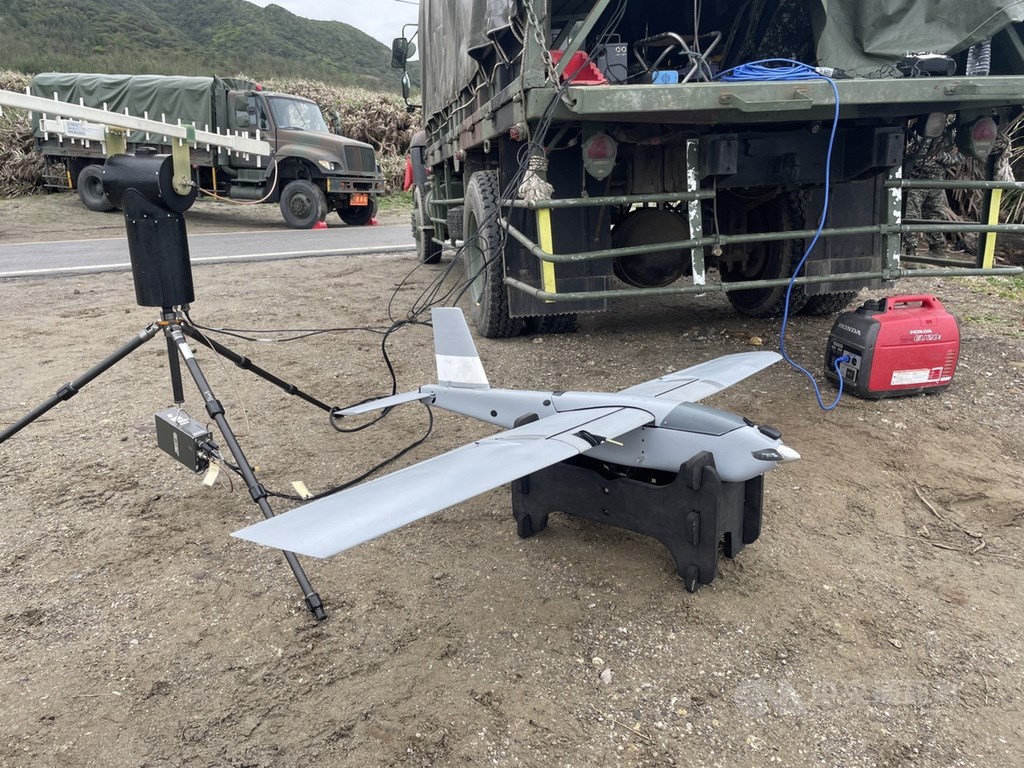 ▲台東志航基地2架F-5E戰鬥機22日下午在屏東牡丹鄉旭海海域上空擦撞墜海，飛官潘穎諄失蹤，軍方24日搭配中科院研發的紅雀無人機進行搜尋。（圖/中央社）