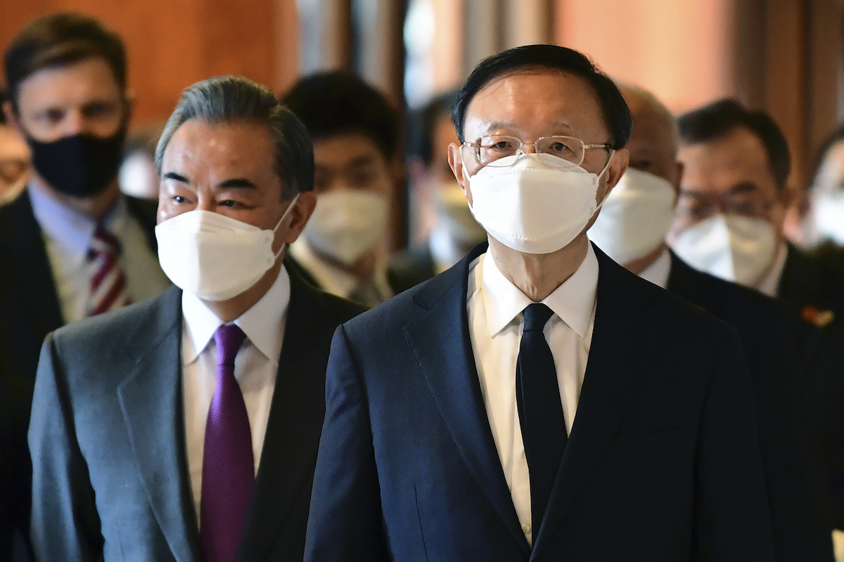 ▲中共中央外事工作委員會辦公室主任楊潔篪（右）18日與白宮國家安全顧問蘇利文通話，說美方若執意打「台灣牌」，必將把局勢引向危險境地。資料照。（圖／美聯社／達志影像）