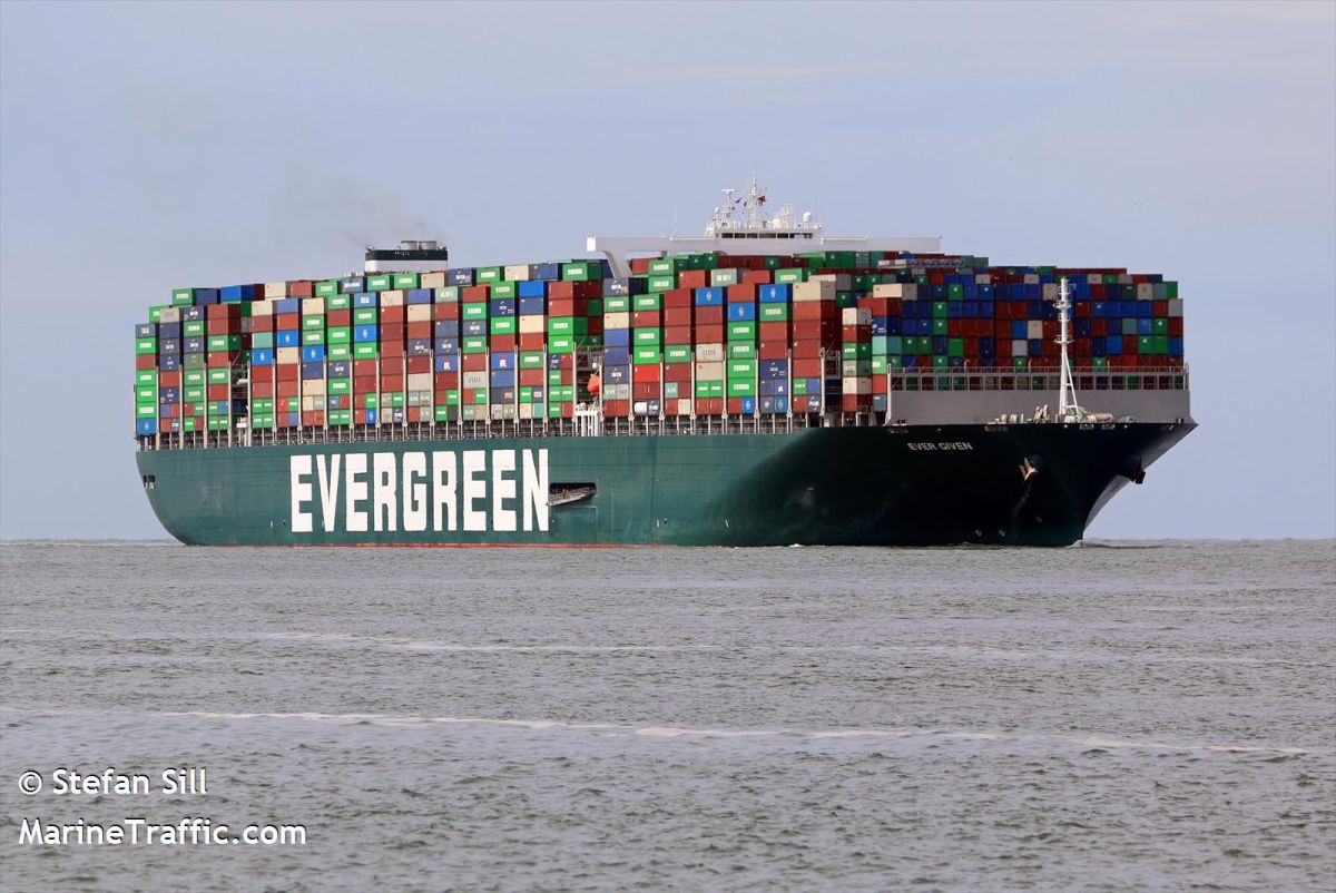 ▲長榮海運的「長賜號」在蘇伊士運河上擱淺，讓上百輛船隻被迫滯留於附近海域，間接影響到跨洲際原油運輸。（圖／翻攝自MarineTraffic.com）