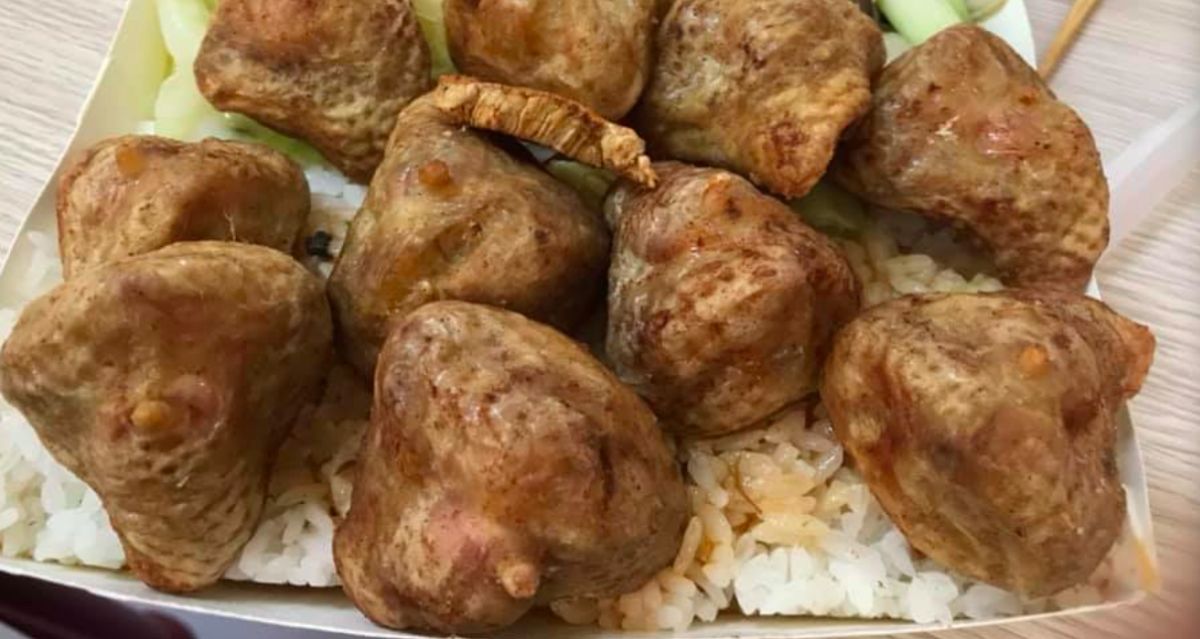 ▲網友分享自己買到的超特別便當，其主菜曝光之後引發熱議。（圖／爆廢1公社）