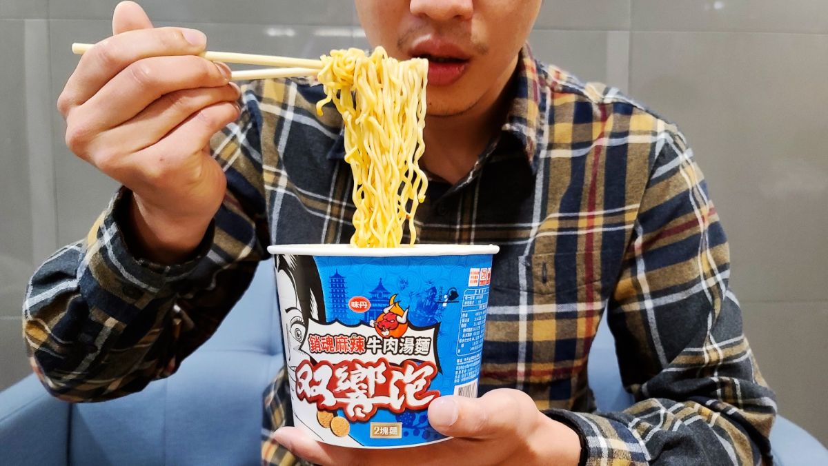 ▲双響泡25周年，推出新口味「銷魂麻辣牛肉湯麵」，勁麻與辣香讓許多老饕讚不絕口。（圖／NOWnews）