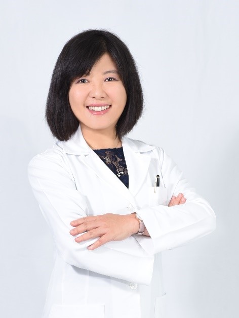 ▲嘉義大學眼科院長賴麗如,畢業於長庚大學臨床醫學研究所博士,專長白內障手術、近視屈光雷射手術、孩童視力保健眼角膜及眼表層組織疾病專科、角膜塑型驗配眼整形手術、乾眼症治療、一般眼疾診治。(圖/品牌提供)